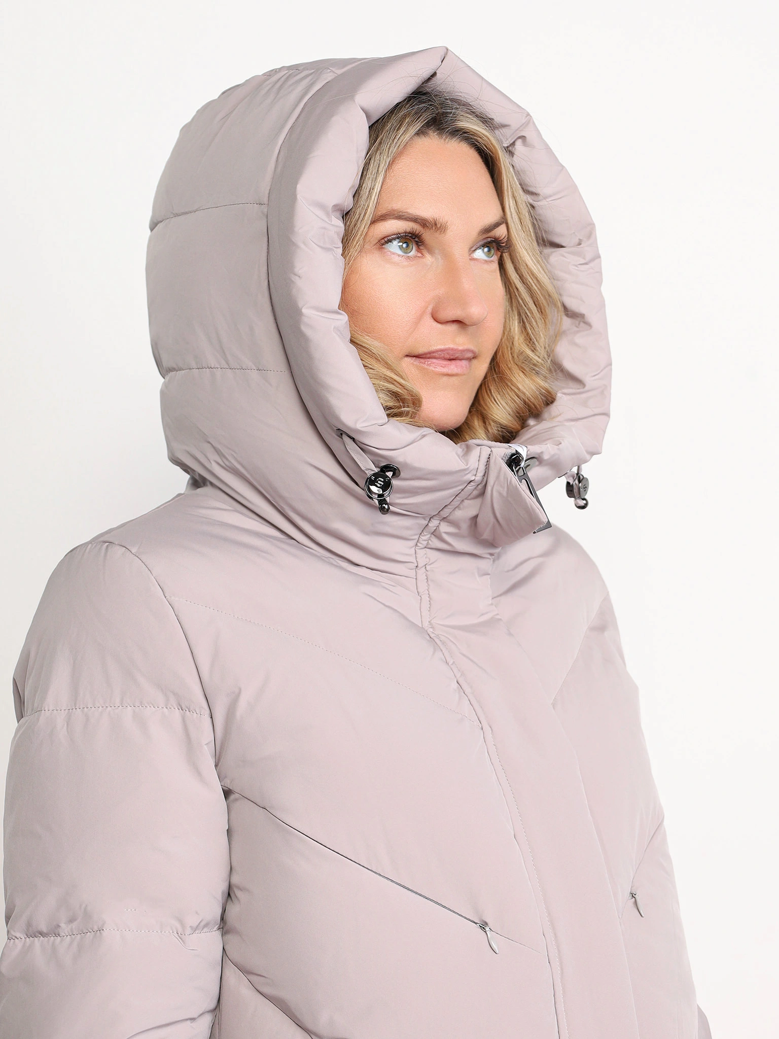 Пуховик бежевого цвета с двойным капюшоном